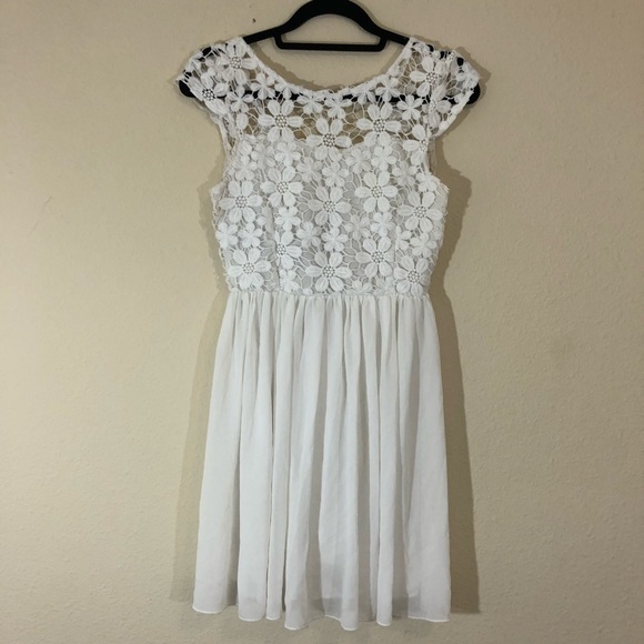 Forever 21 Dresses & Skirts - Gorgeous floral lace/knit chiffon dress